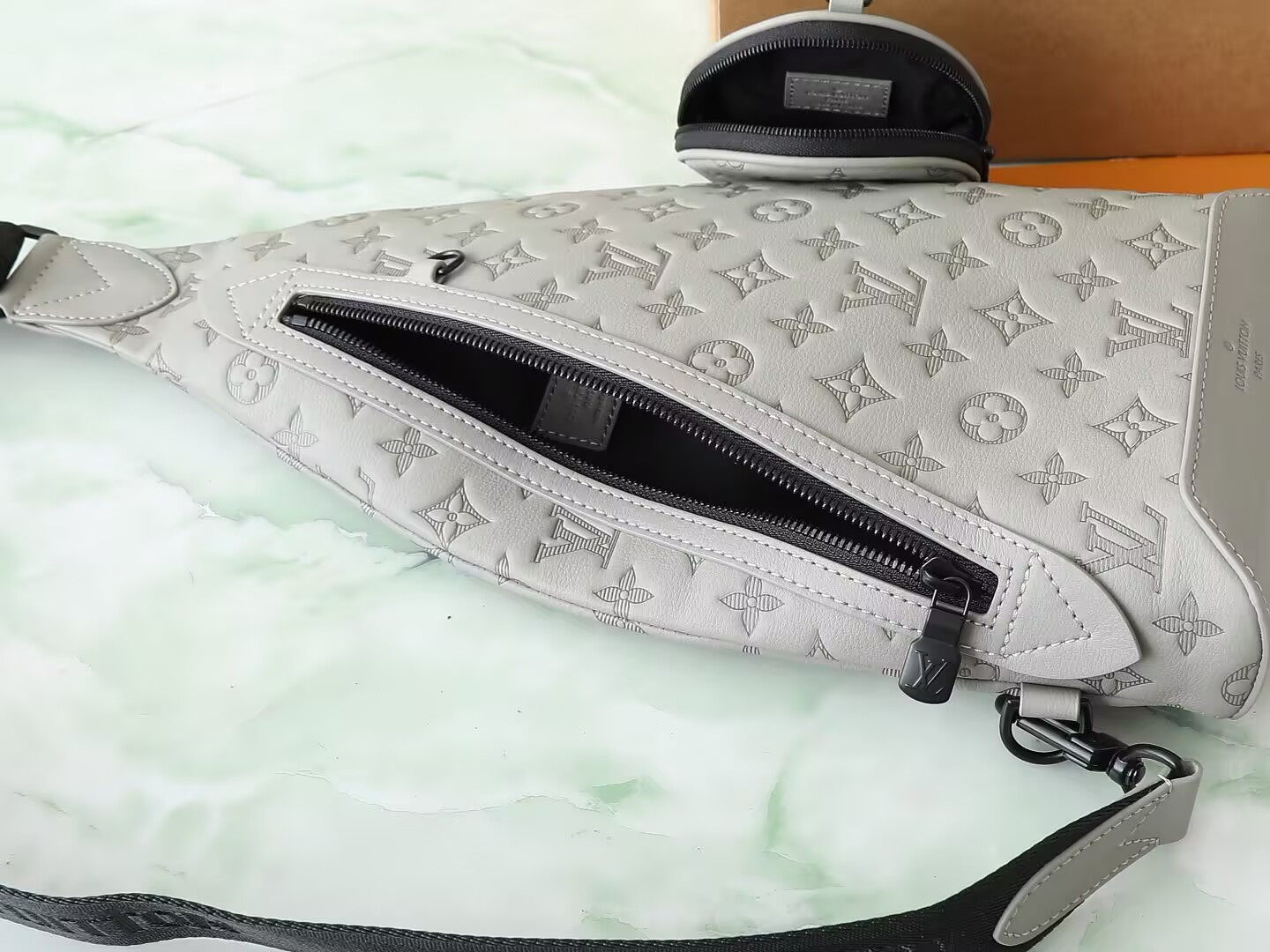 LV Duo Slingbag M14916 20 x 42 x 6CM