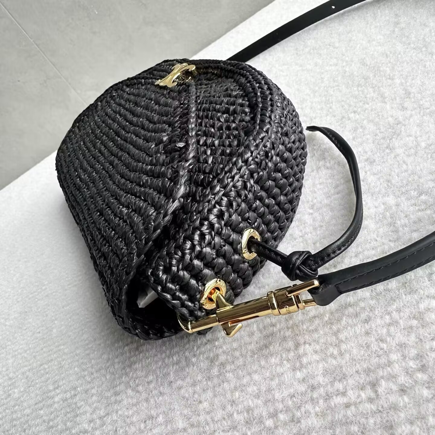Ce**e little halfmoon soft triomphe in raffia 28.5x6x14cm