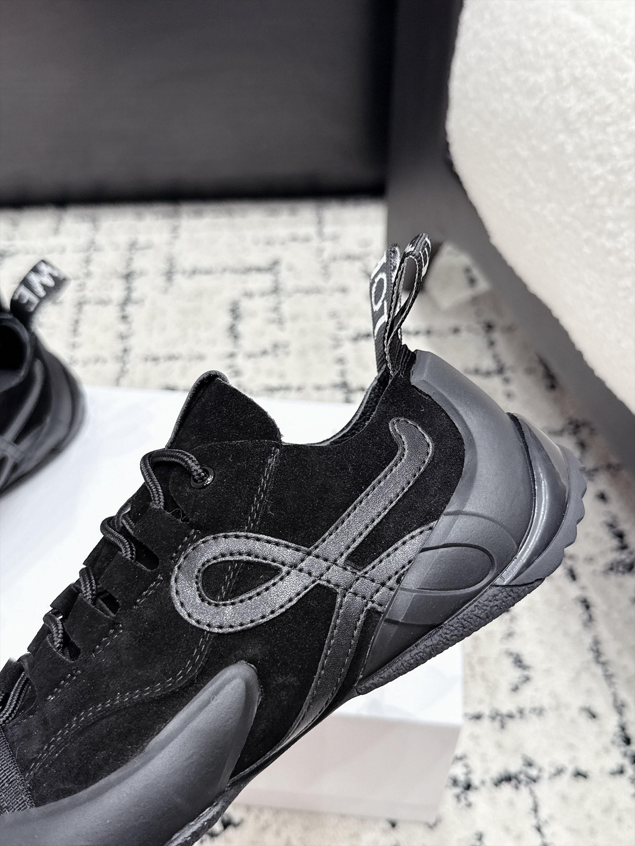 ua L0ew* grip sneaker