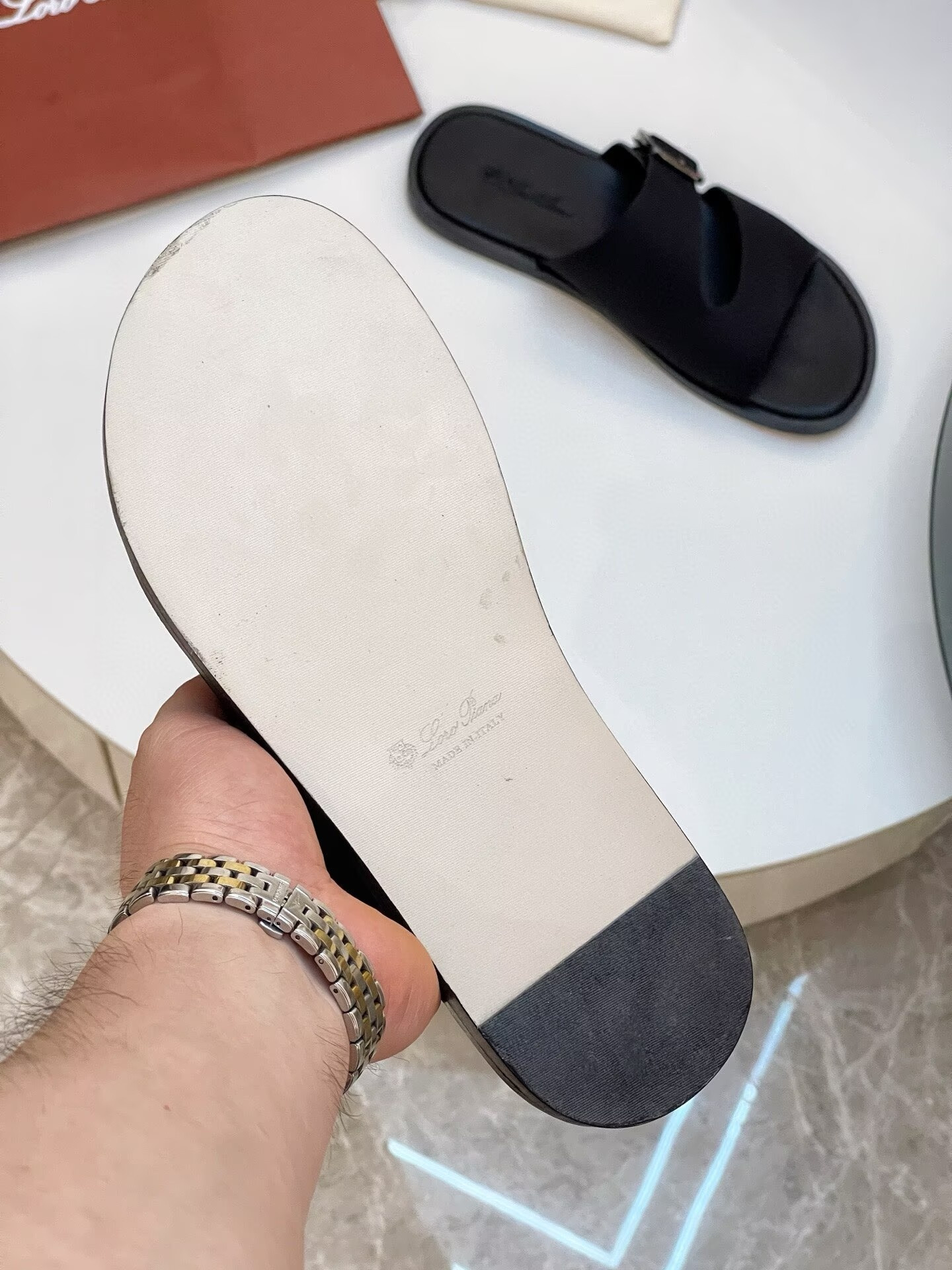 ua L**o p*ana sandals