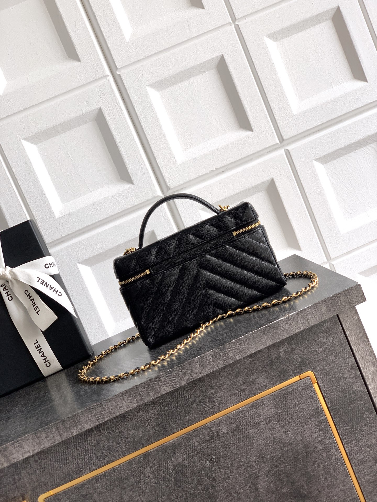 Ch*el vanity with chain ap5212 17x19.5x5cm