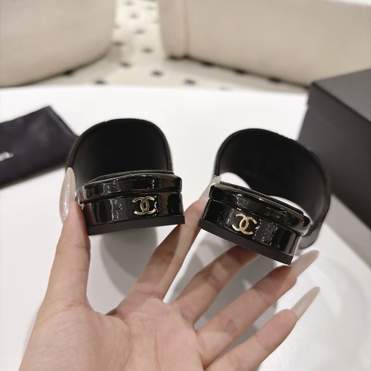 ua Ch*el thong sandals