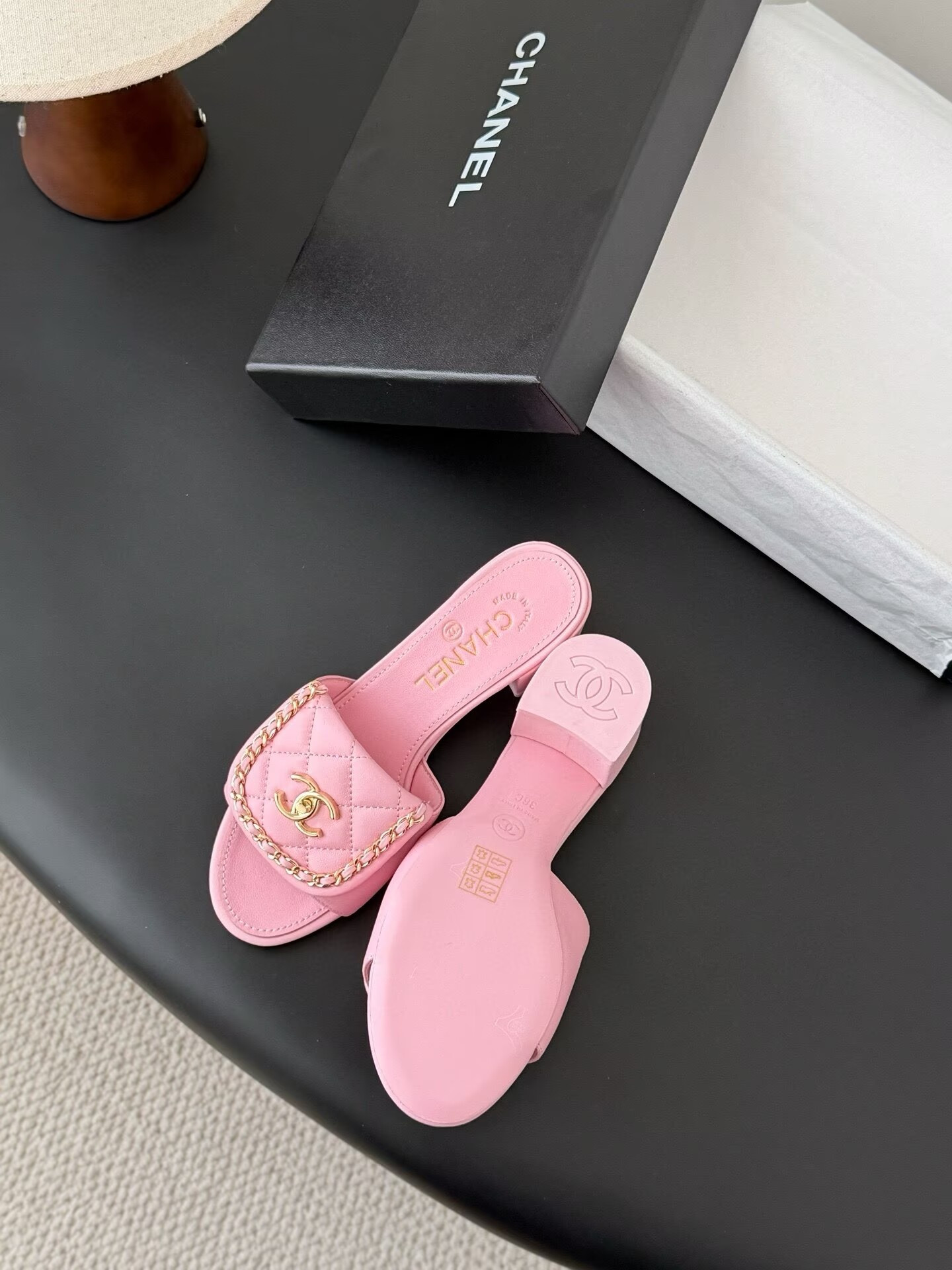 ua Ch*el slippers