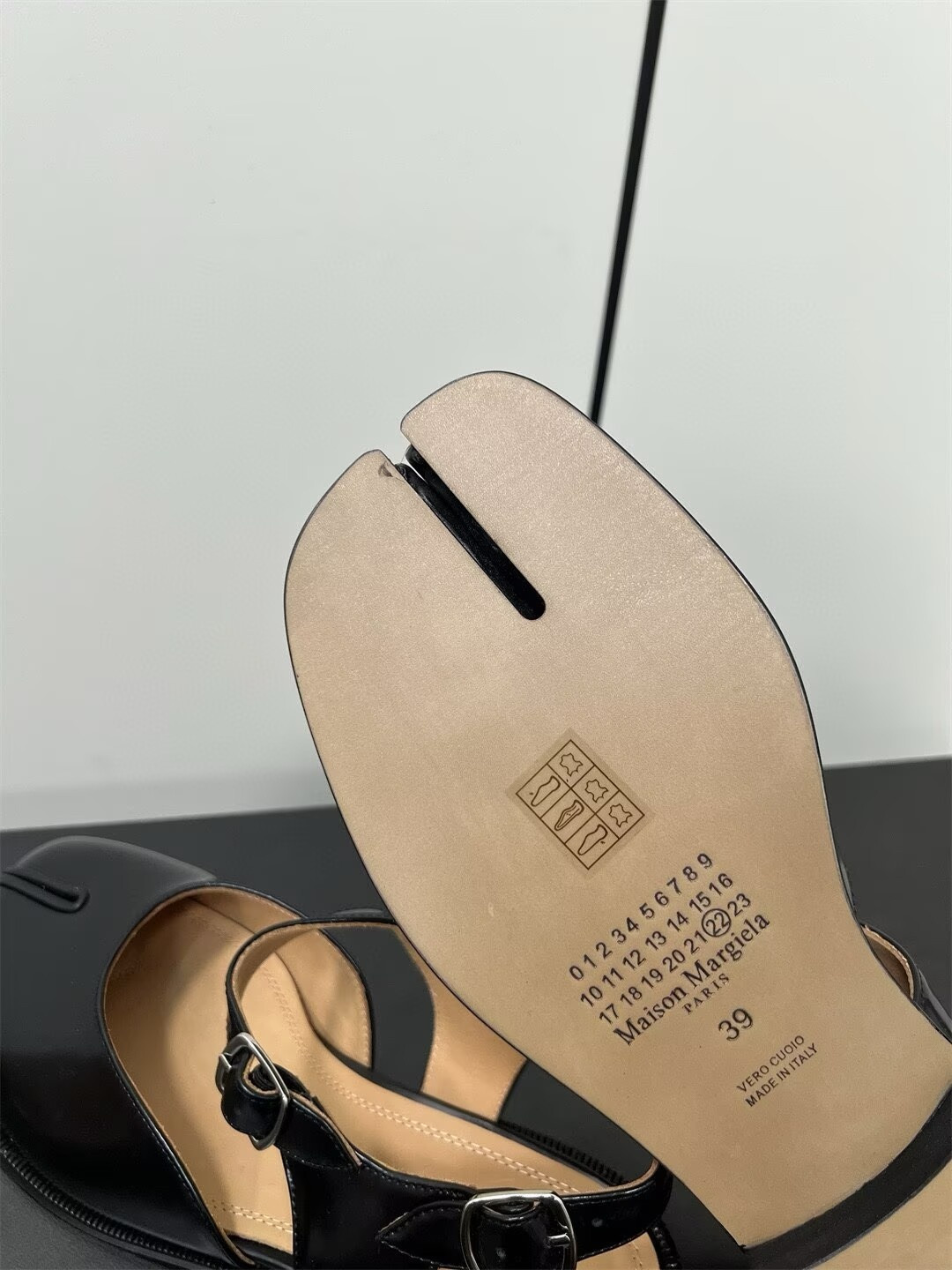 ua ma*s*n Ma*i*la tabi sandals