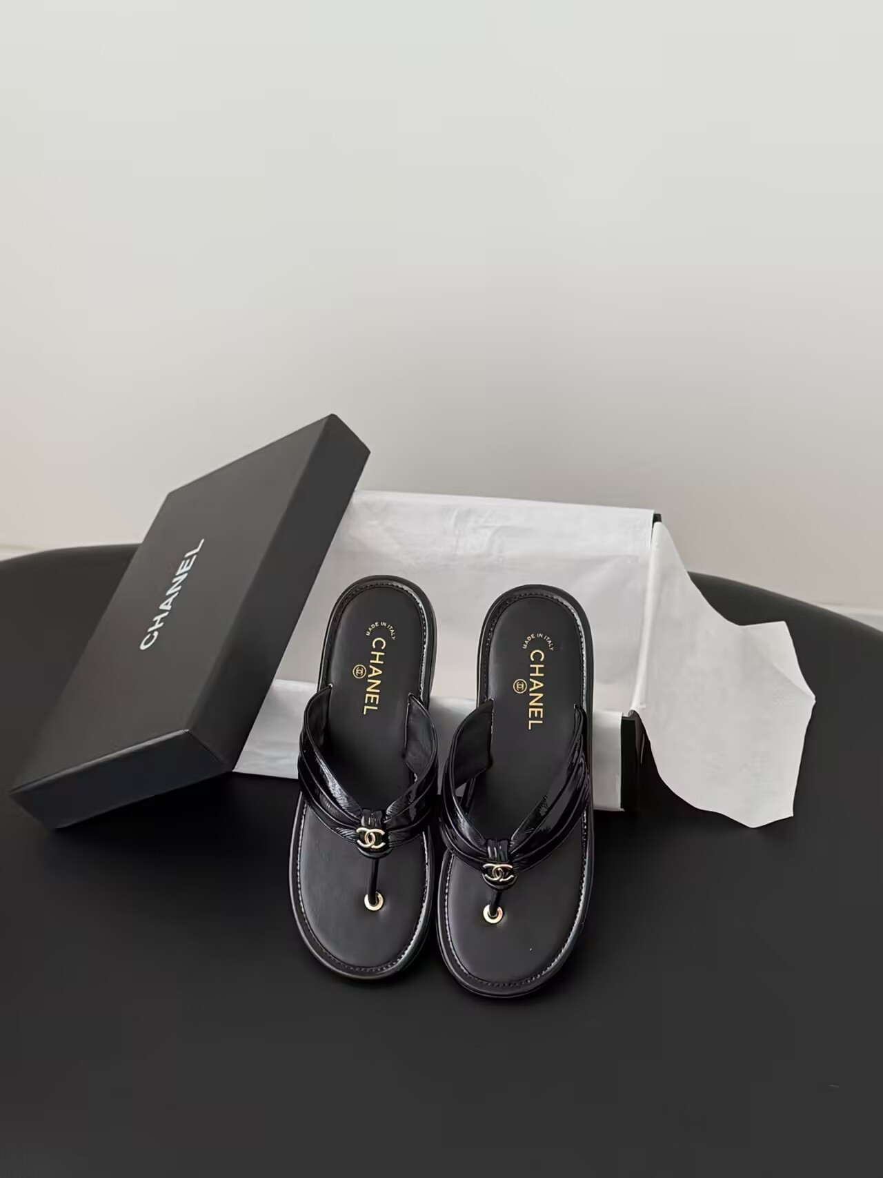 ua Ch*el thongs slides