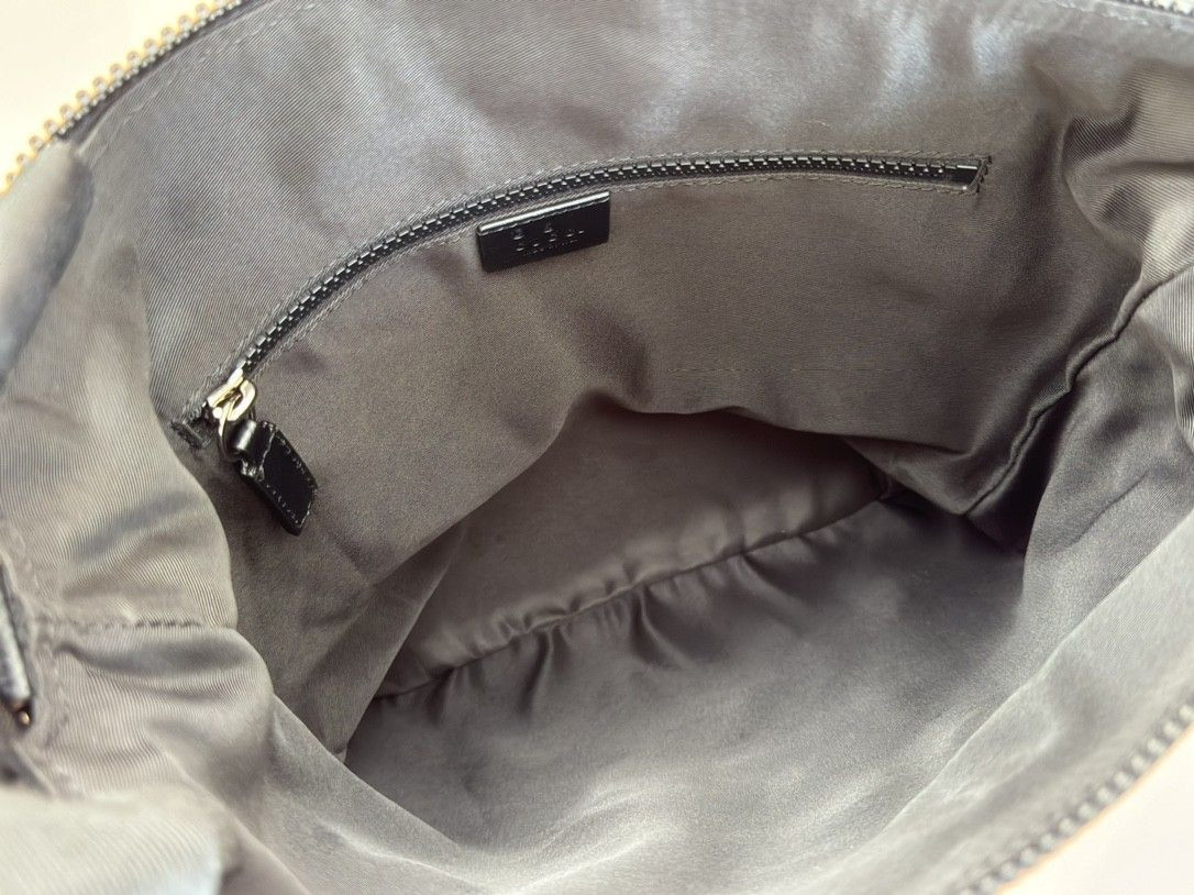 G*u*i shoulder bag 30.5x33x2cm