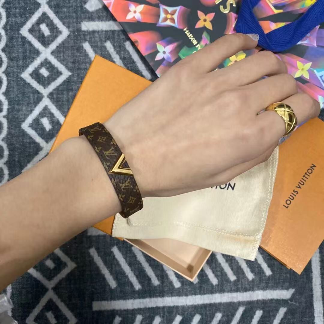 l0*is V*t0n essential v bracelet