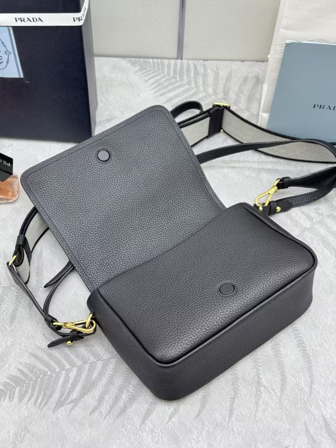 Pra*a leather shoulder bag 15.5x23x9cm