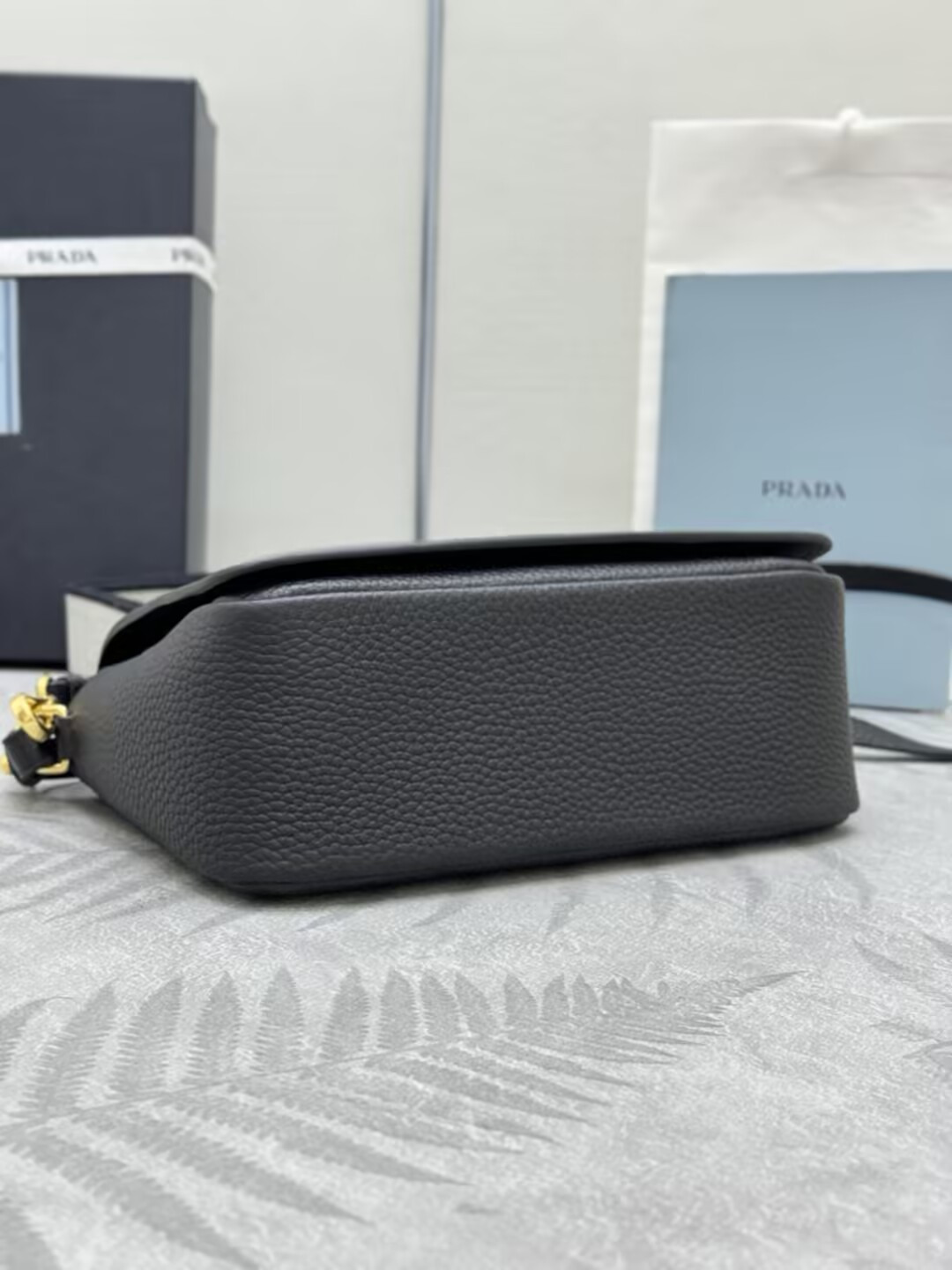 Pra*a leather shoulder bag 15.5x23x9cm