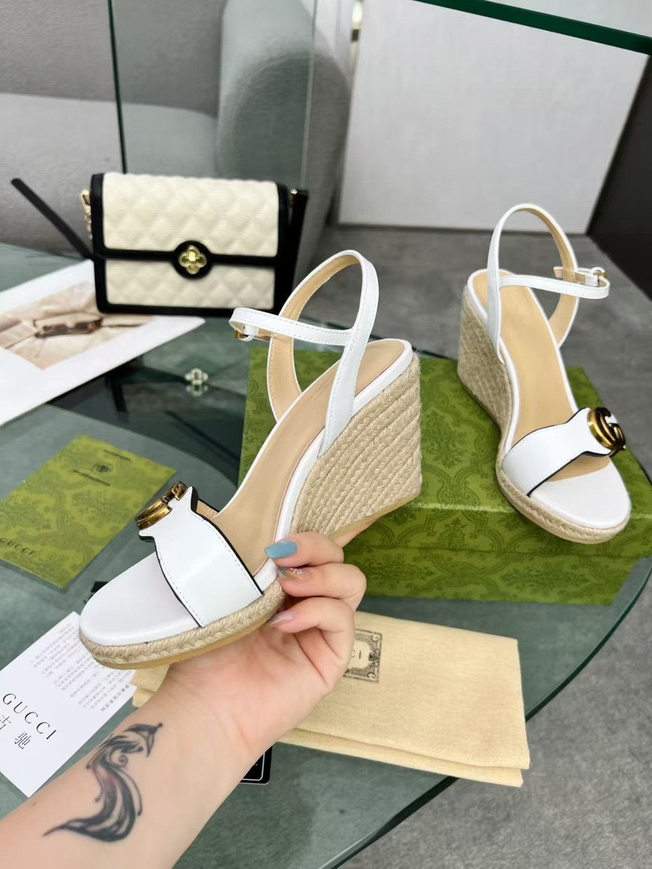 ua G*u*i sandals