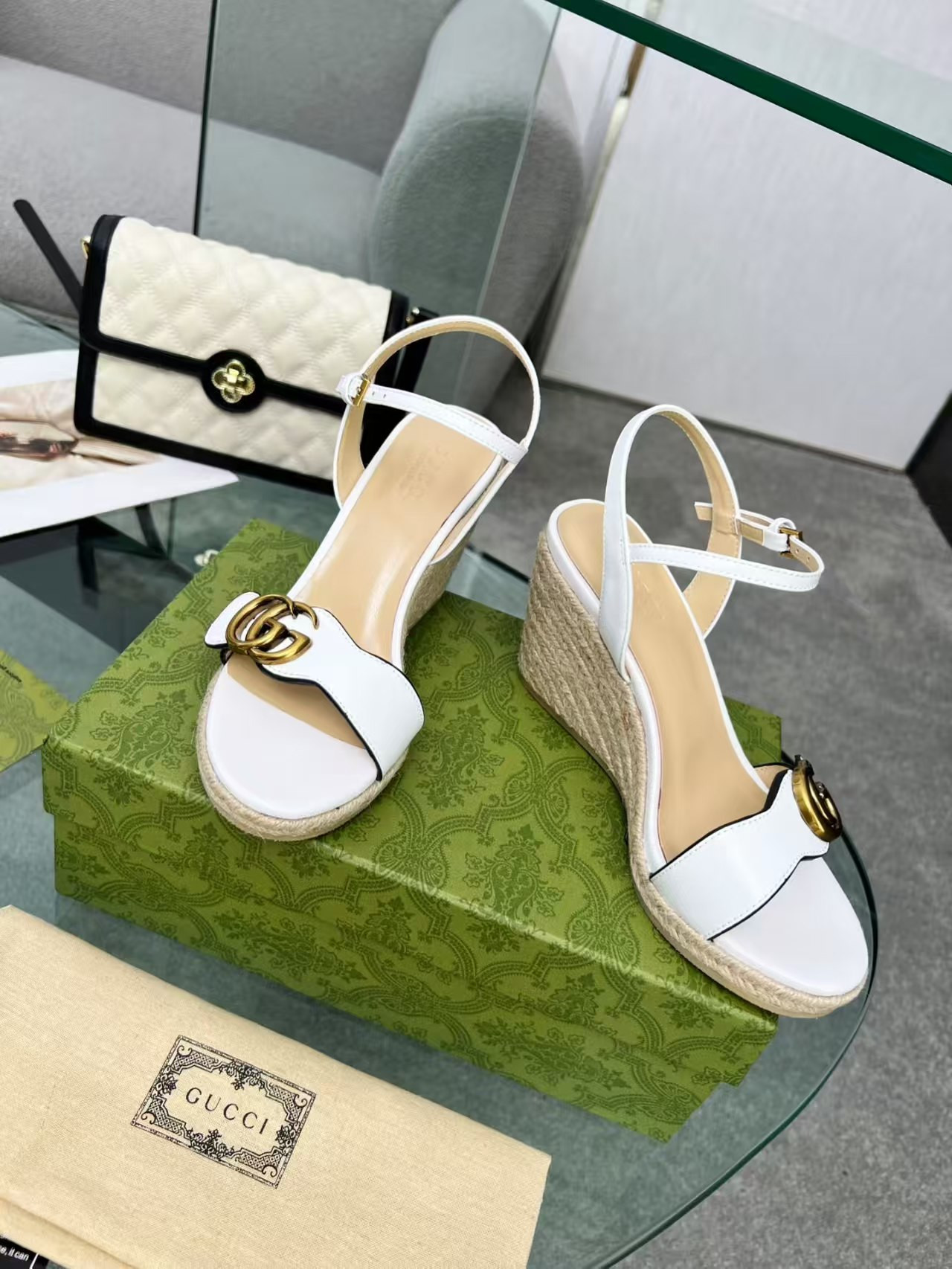 ua G*u*i sandals
