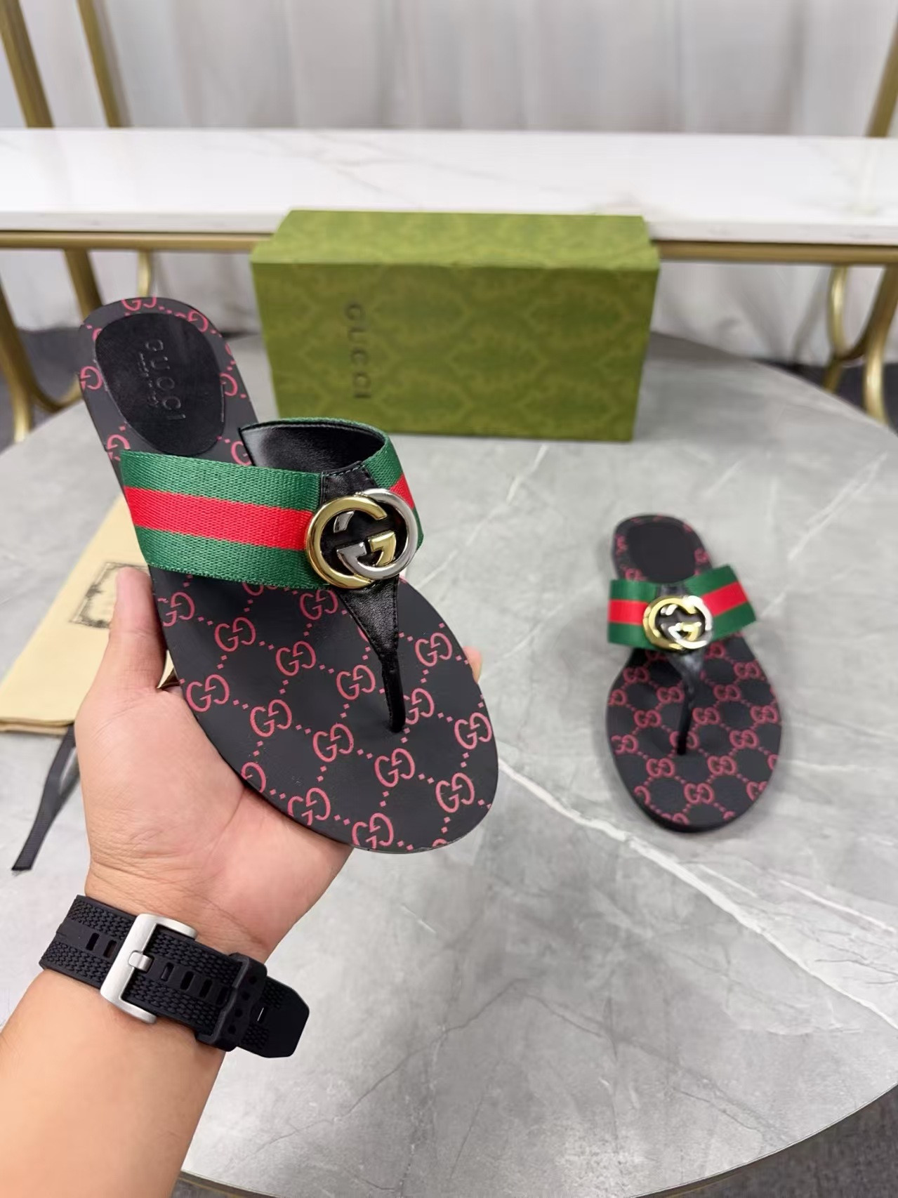 ua G*u*i sandal