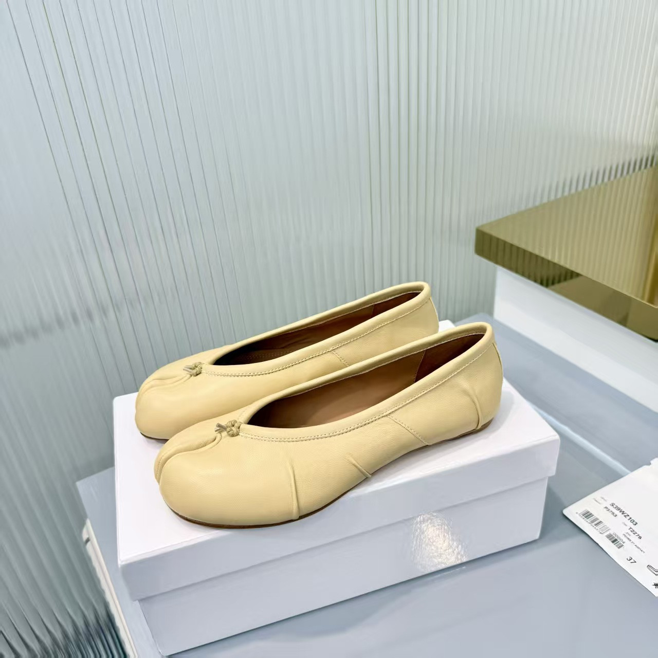 ua ma*s*n Ma*i*la tabi leather ballet flats