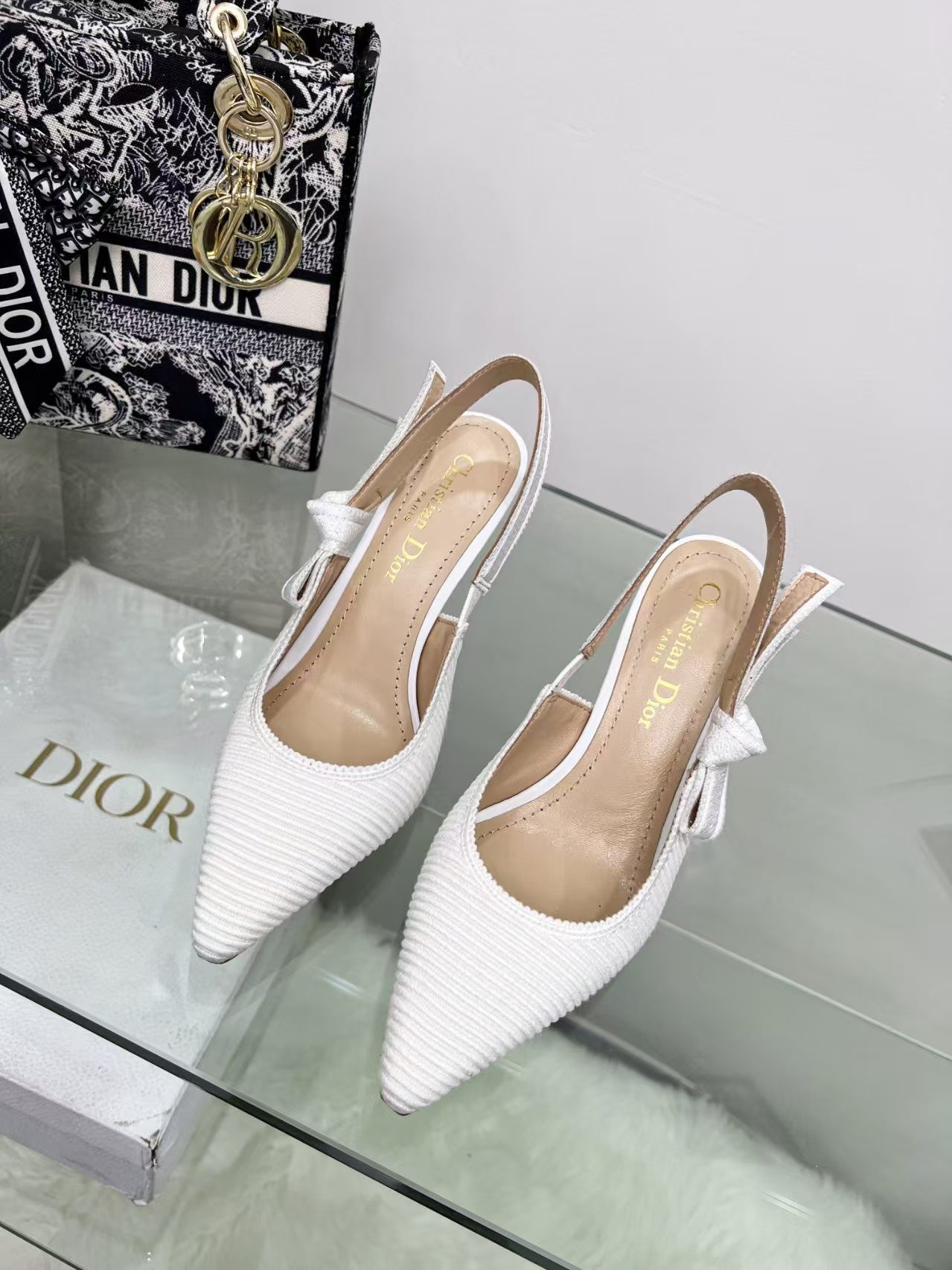 ua D*or j