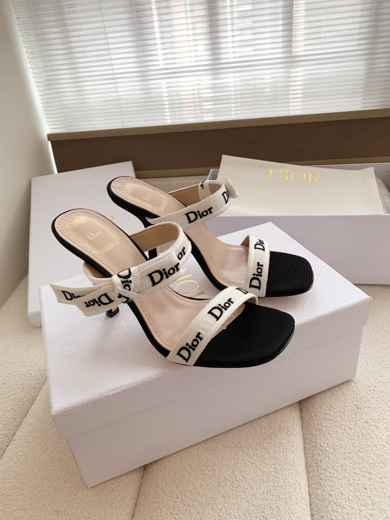 ua D*or heeled sandal