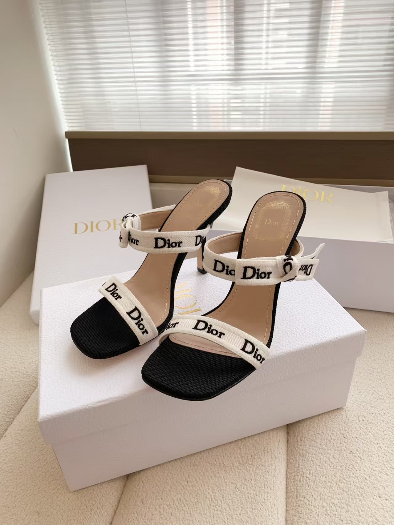 ua D*or heeled sandal