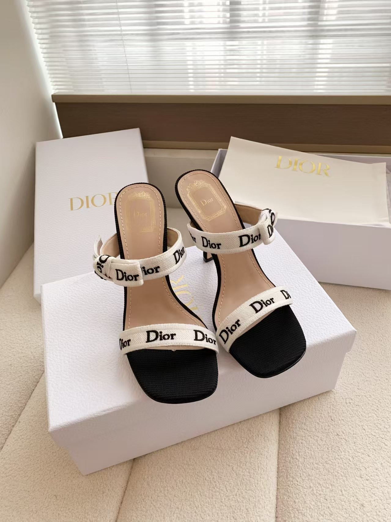 ua D*or heeled sandal
