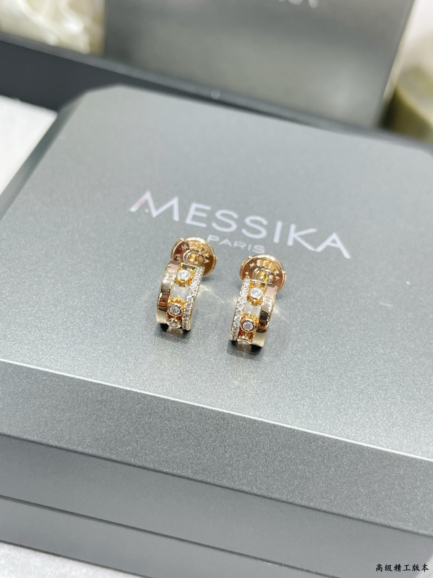 Mes1kaa small half-di*m*nd stud earrings
