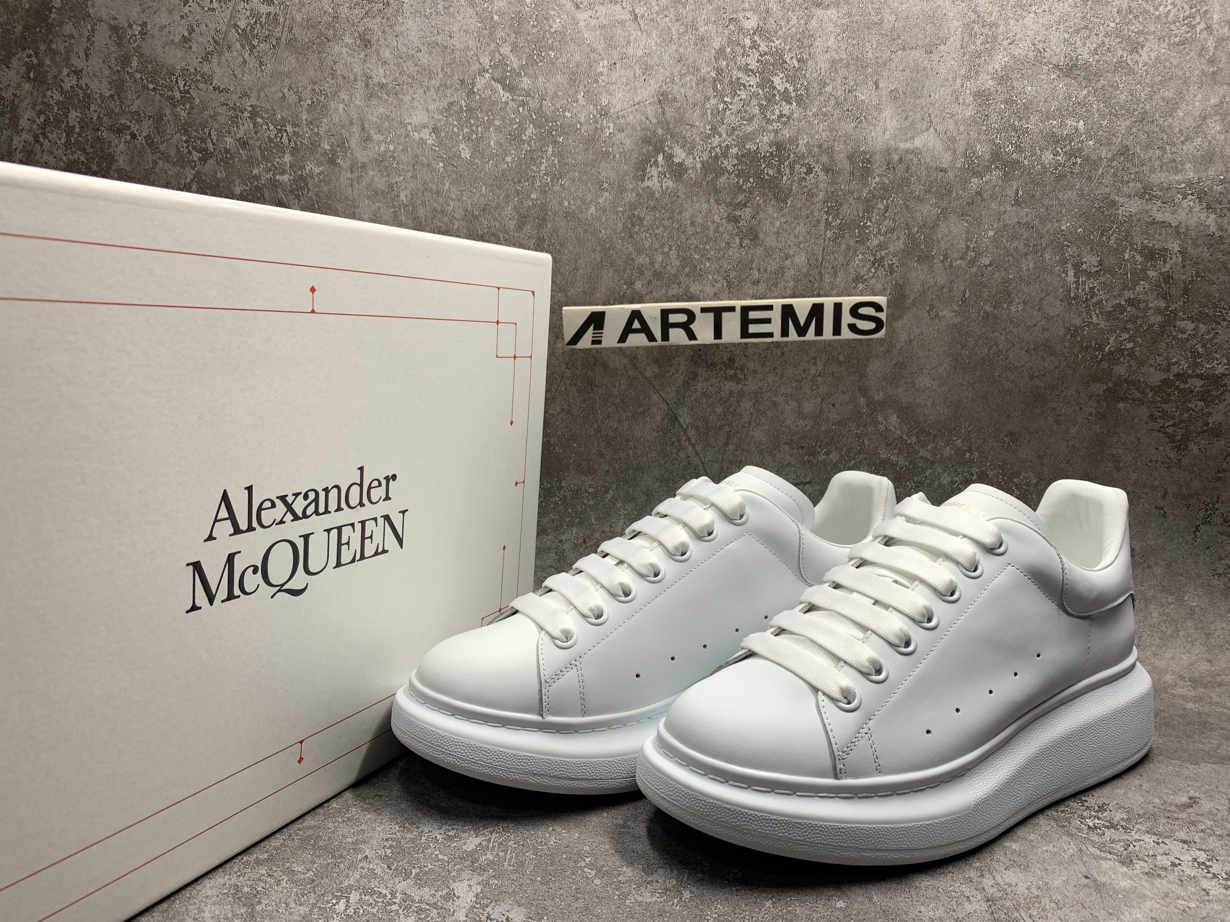 Ale*d*r M*Q*en Oversized White