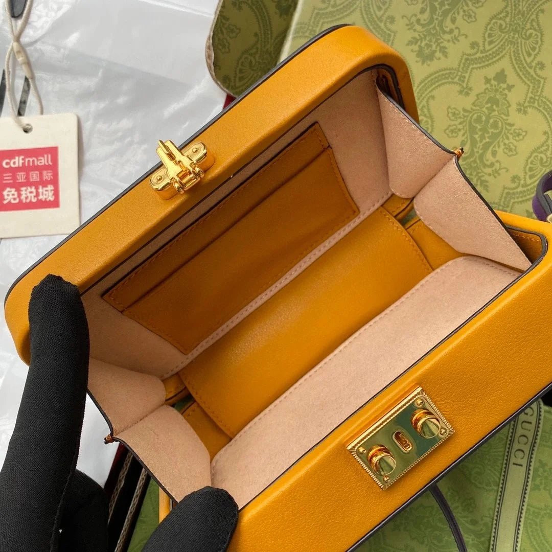 G*u*i Interlocking G mini bag