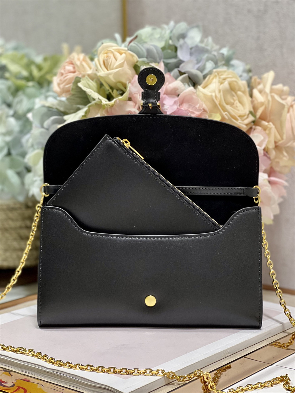 D*0r BOBBY EAST-WEST POUCH WITH CHAIN Latte Smooth Calfskin Black