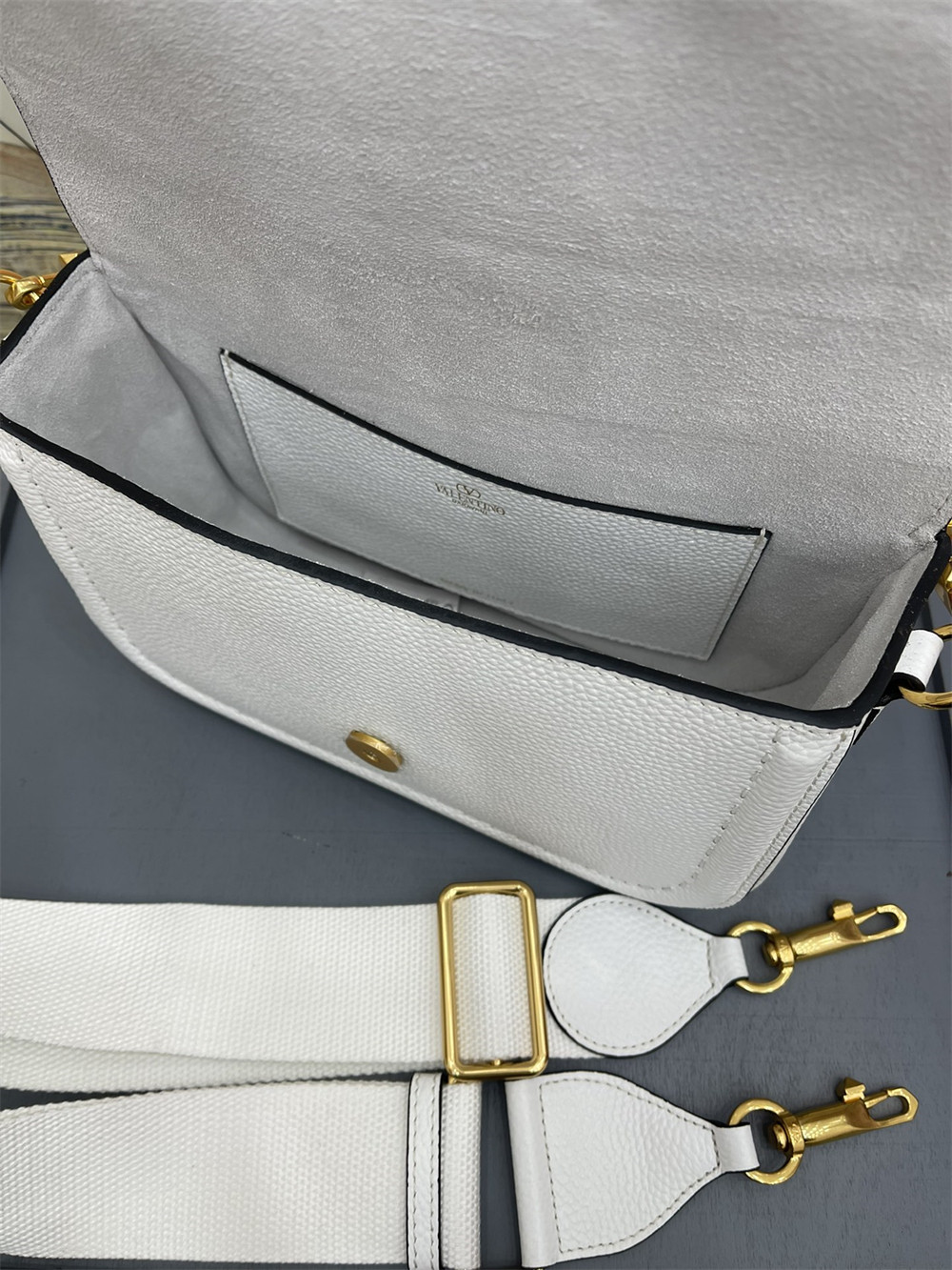 va*t*no GARAVANI ALLTIME GRAINY CALFSKIN SHOULDER BAG IVORY 23.5x18X8cm