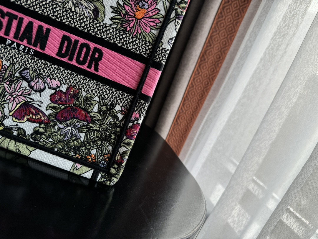 Small D*0r BOOK TOTE WHITE MULTICOLOR MEXICO MILLEFIORI EMBROIDERY 10.5 x 8.5 x 5.5 inches
