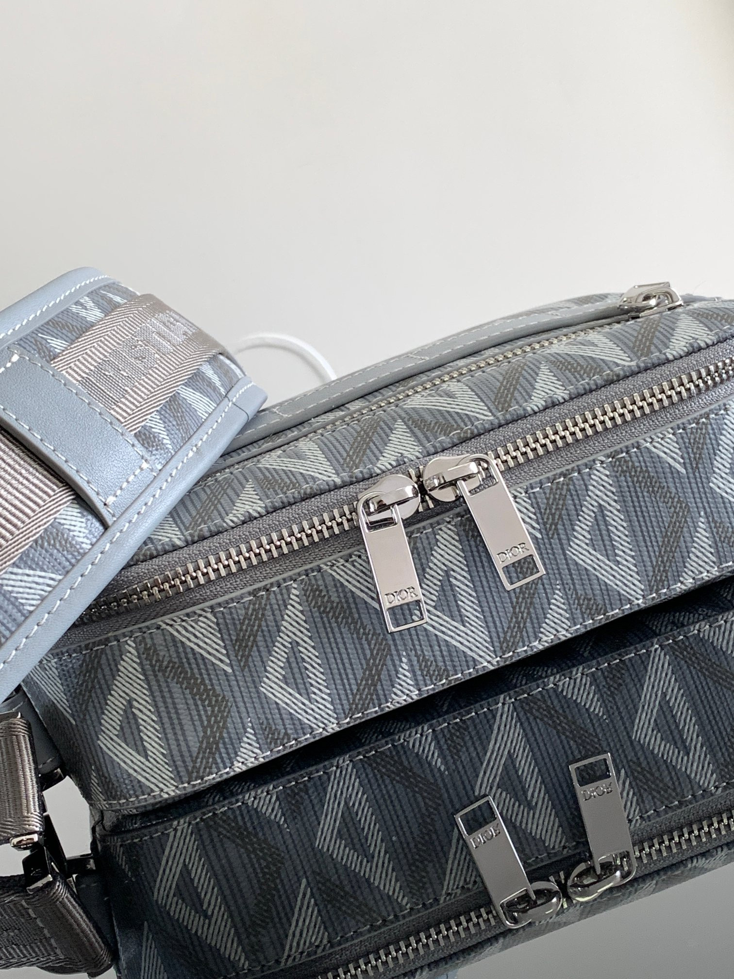 D*0r Safari Bag with Strap light Gray 8.5 x 6 x 2.5 inches