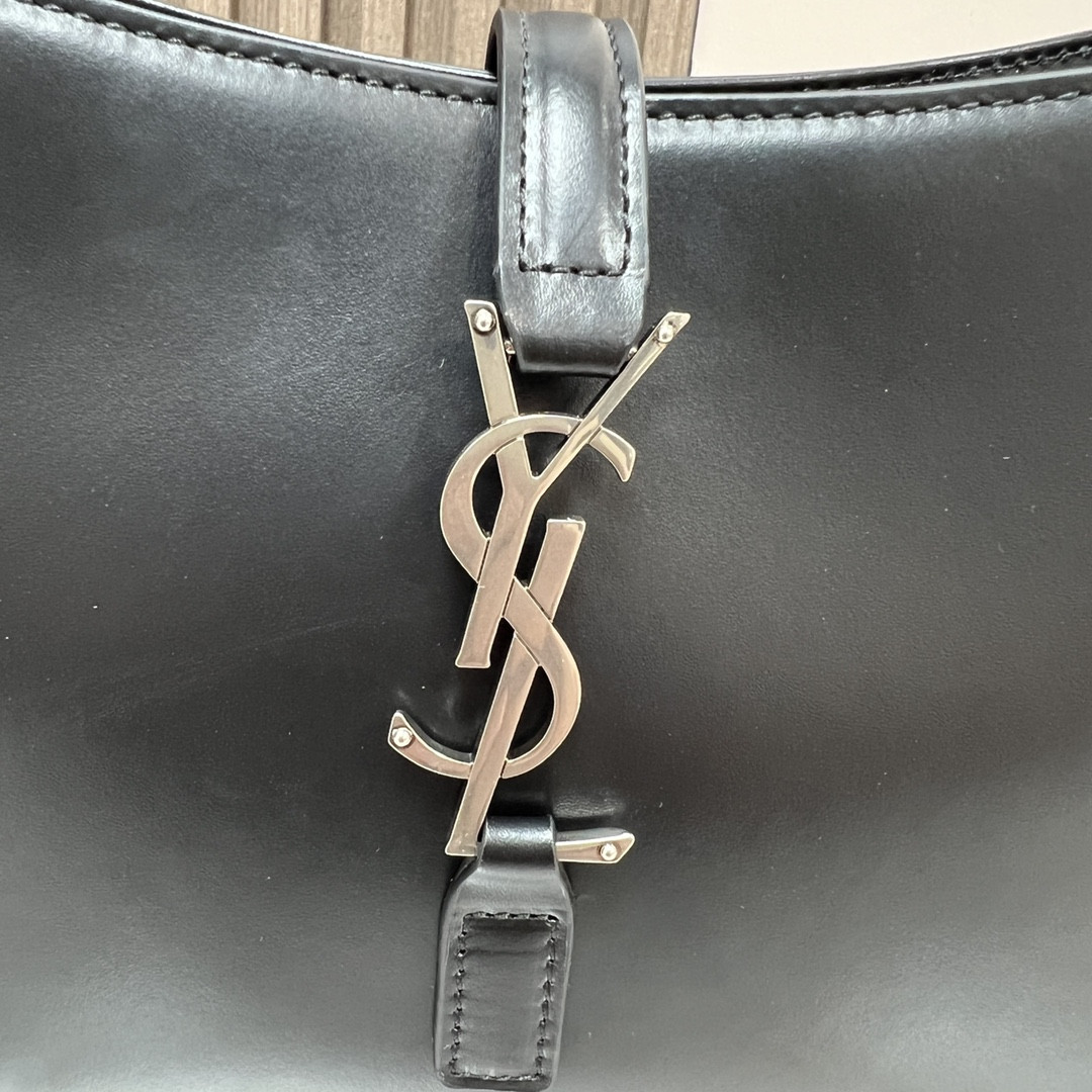 Y*L LE 5 À 7 IN SMOOTH LEATHER NOIR SILVER 9 X 6.3 X 2.5 INCHES