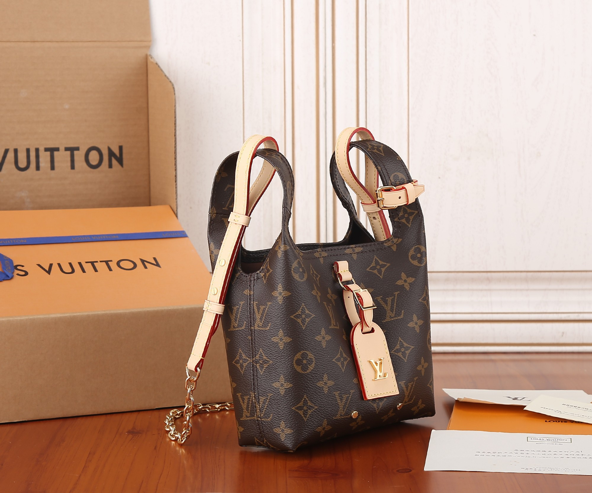 L0*is V*t0n M46816 Atlantis BB 17 x 17 x 7 cm