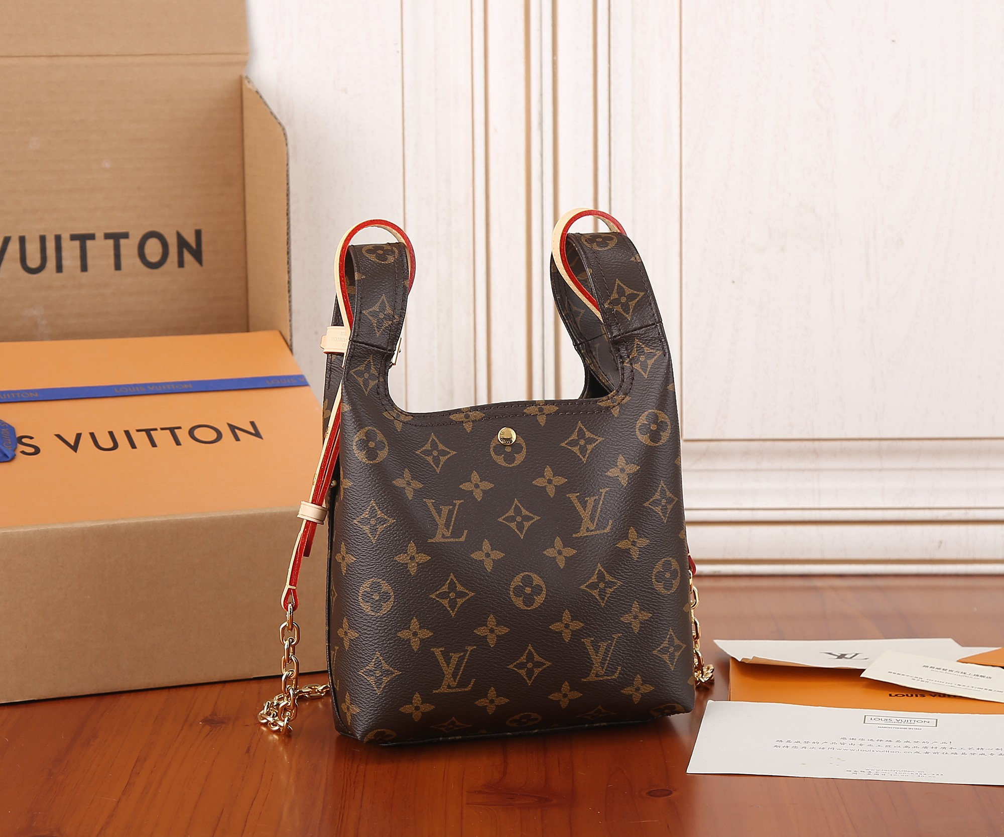 L0*is V*t0n M46816 Atlantis BB 17 x 17 x 7 cm