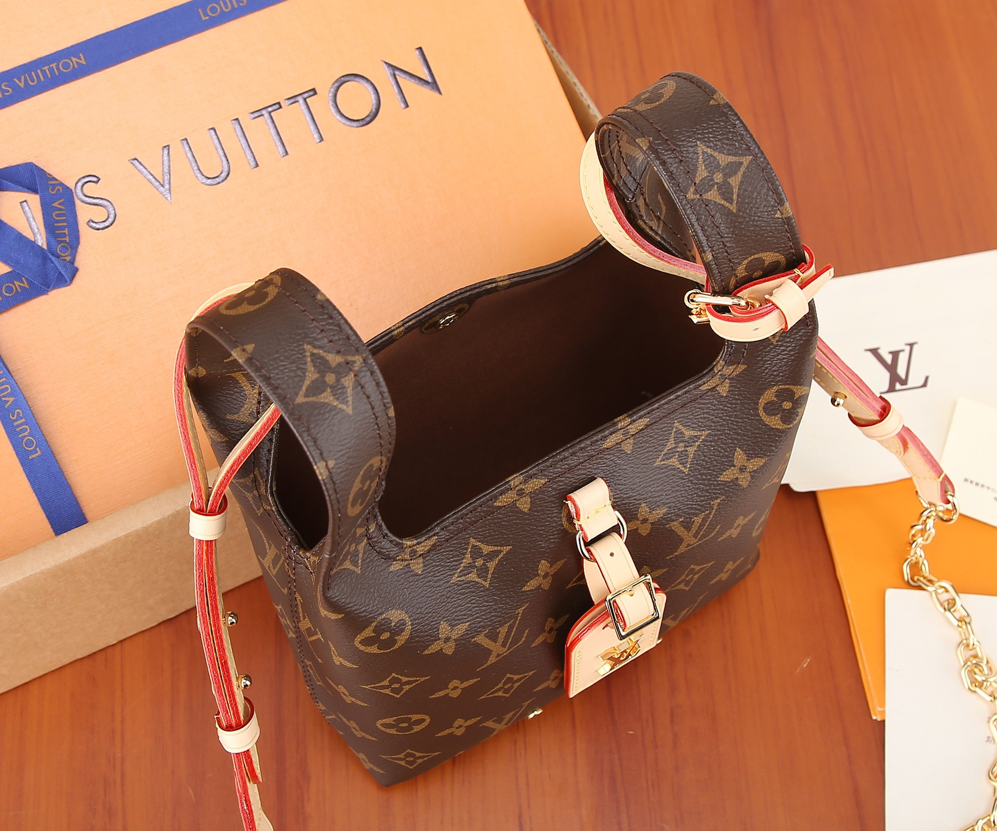 L0*is V*t0n M46816 Atlantis BB 17 x 17 x 7 cm
