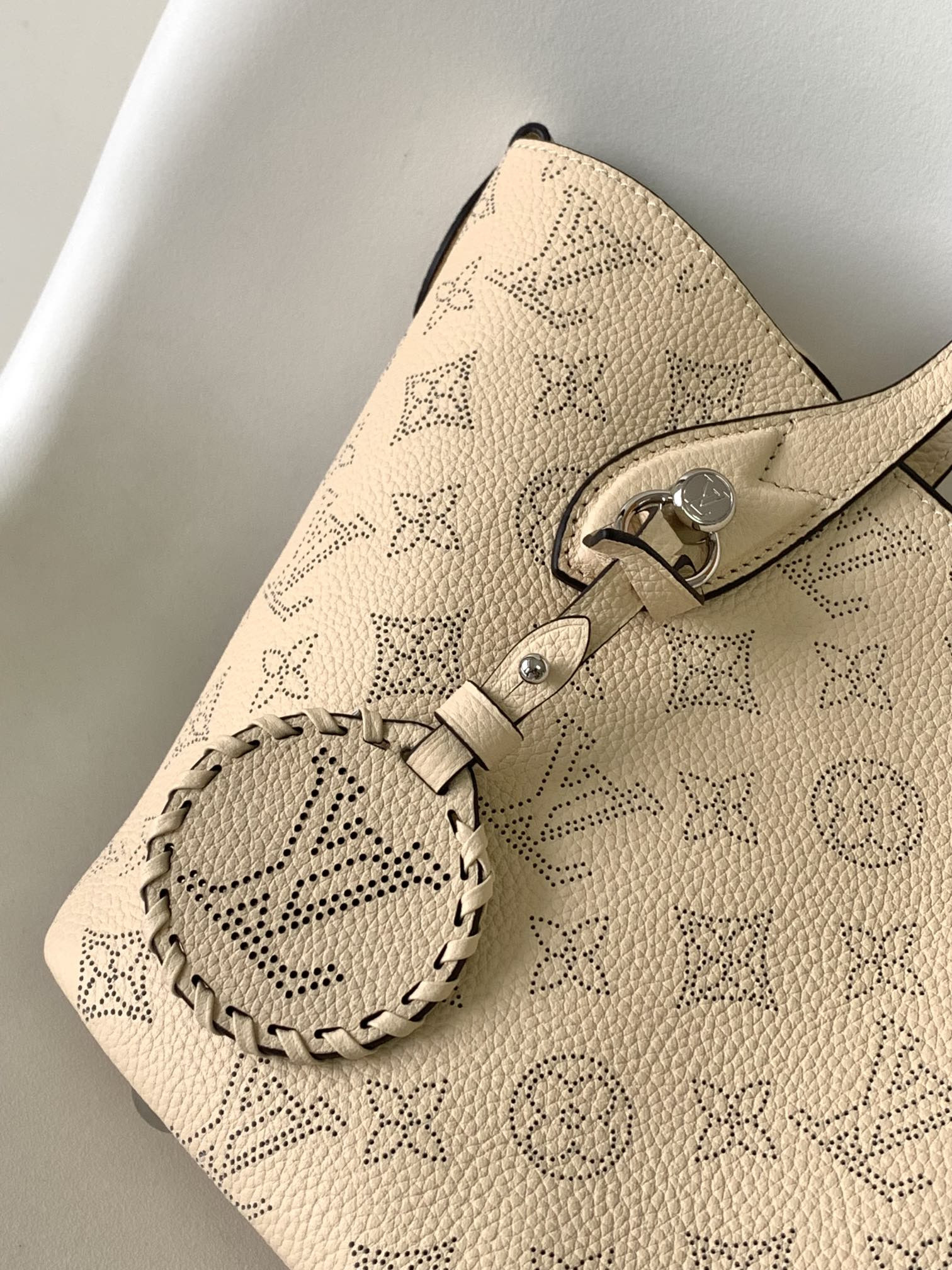 LV Blossom M21909 20.0 x 20.0 x 12.5 CM