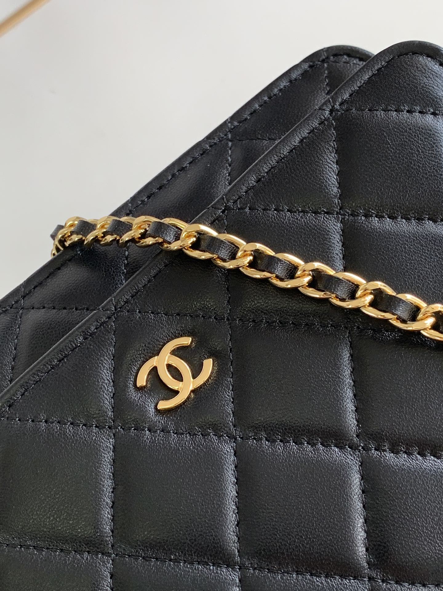 Ch*el CLASSIC WALLET ON CHAIN BLACK 4.8 × 7.5 × 1.4 in