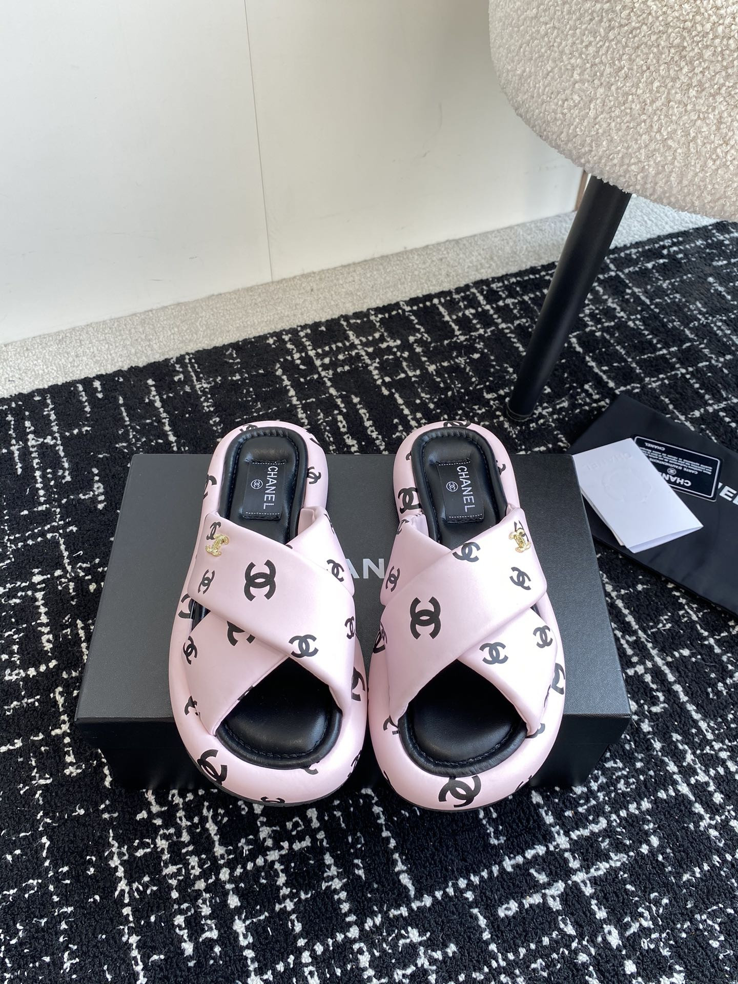 UA Ch*el SLIPPERS