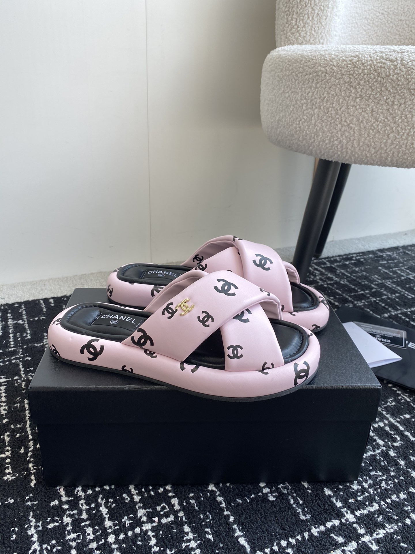 UA Ch*el SLIPPERS