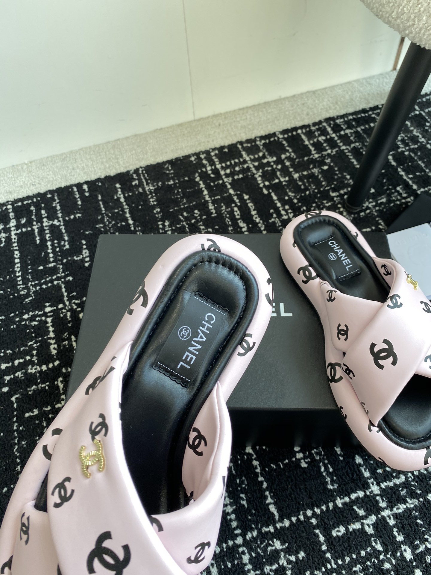 UA Ch*el SLIPPERS