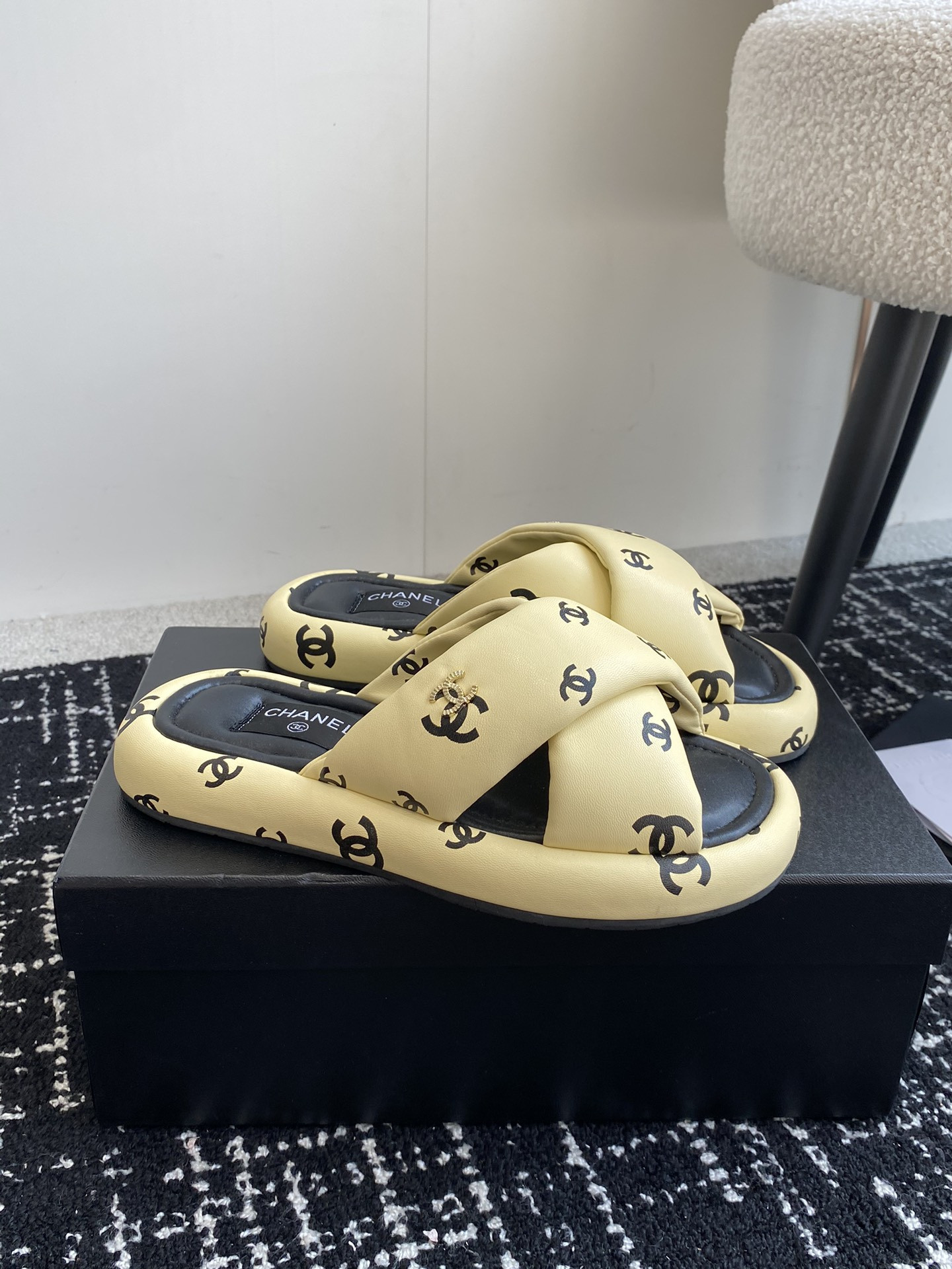 UA Ch*el SLIPPERS