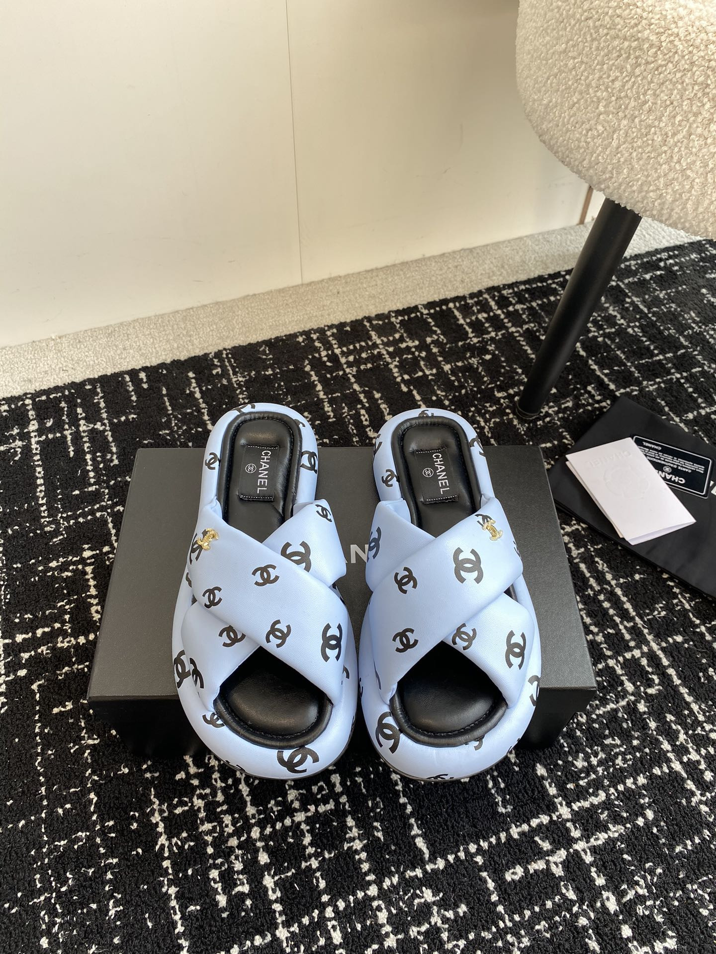 UA Ch*el SLIPPERS