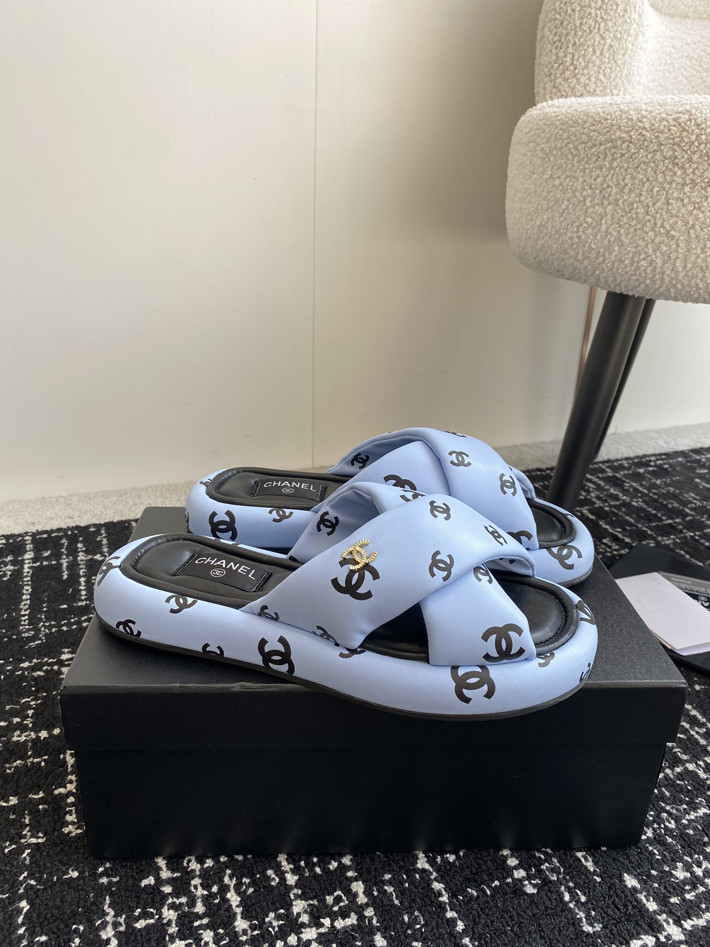 UA Ch*el SLIPPERS