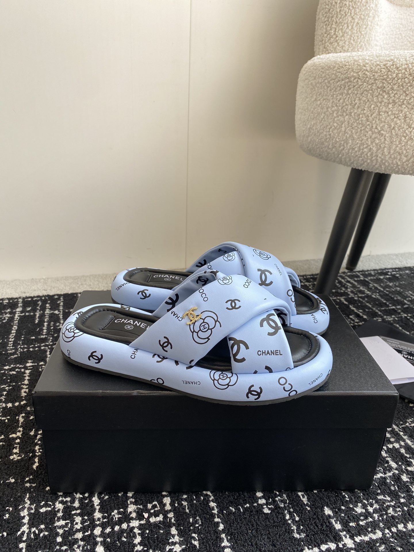 UA Ch*el SLIPPERS