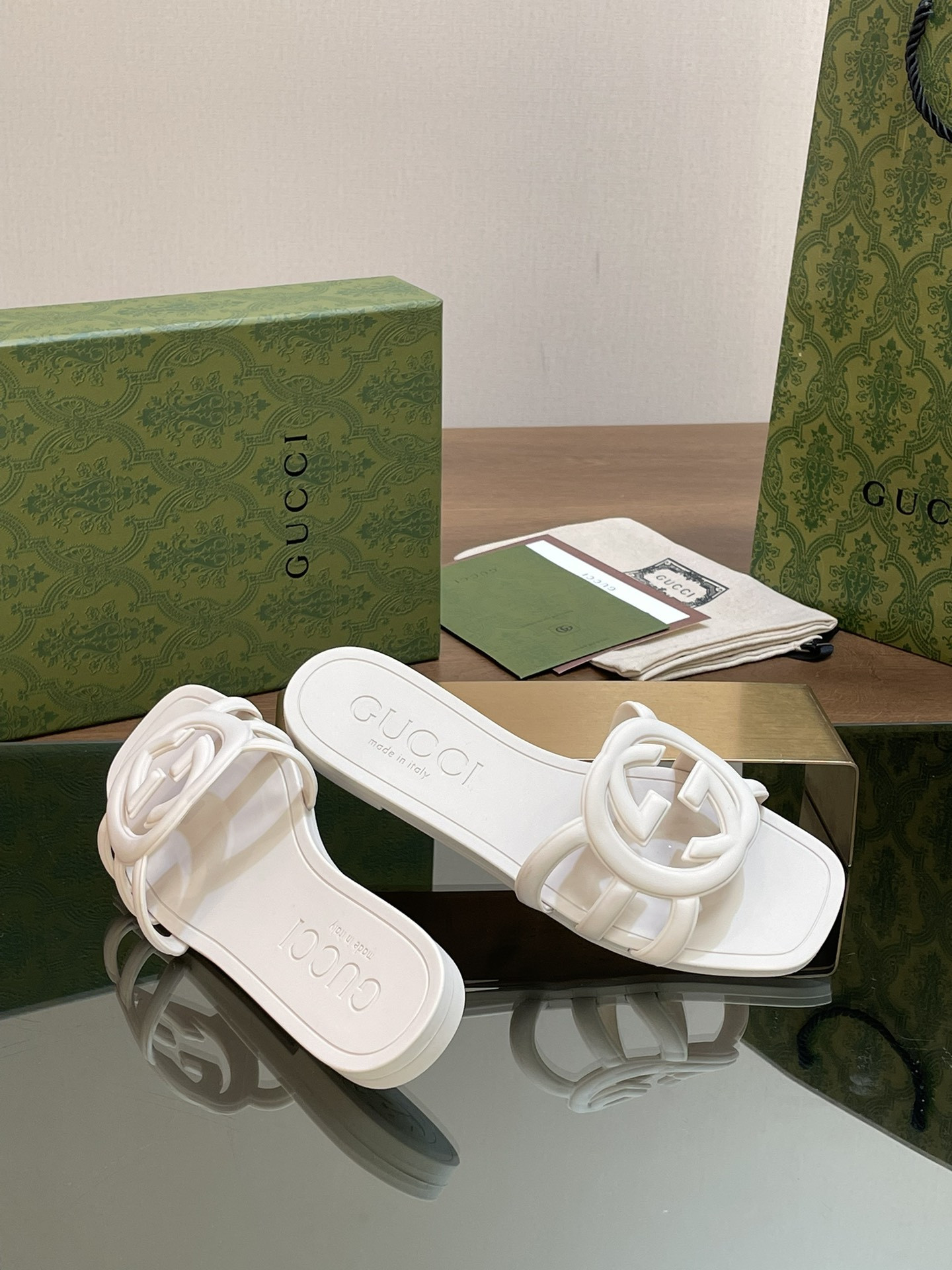 UA G*u*i INTERLOCKING G SLIDE SANDAL White