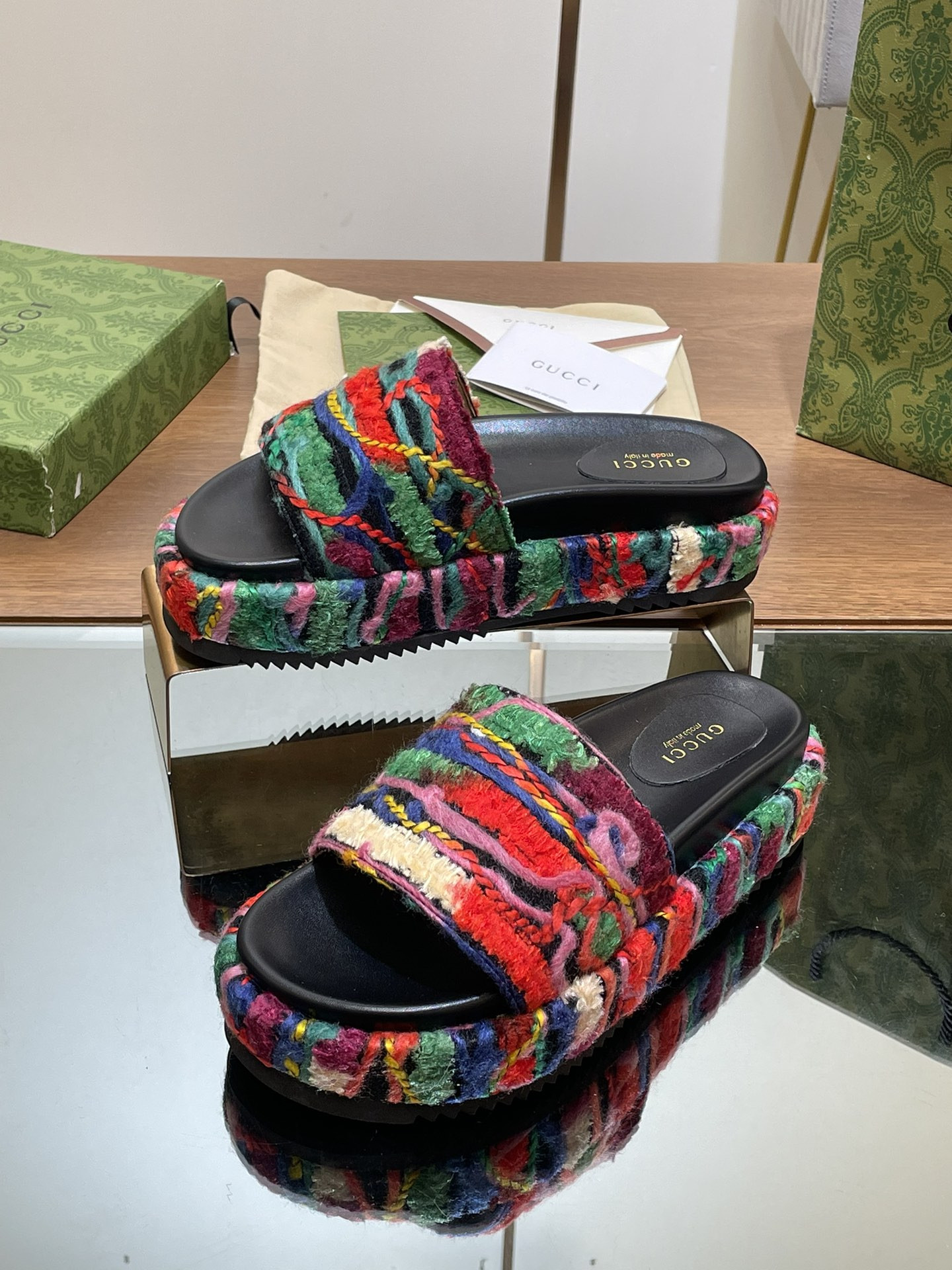 UA G*u*i PLATFORM SLIDE