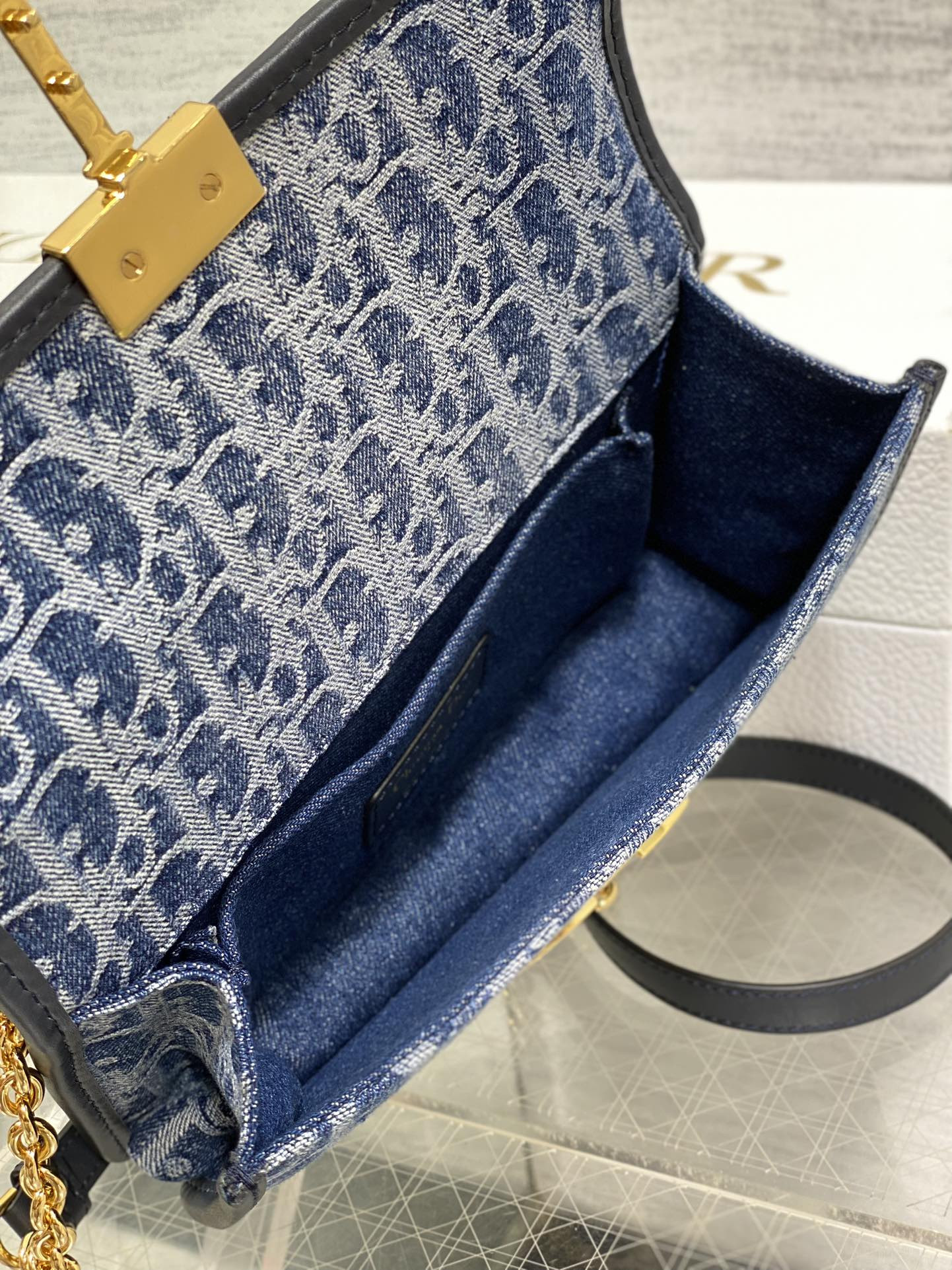 D*0r 30 Montaigne East-West Bag with Chain Blue Denim D*0r Oblique Jacquard 21 x 12 x 6 cm