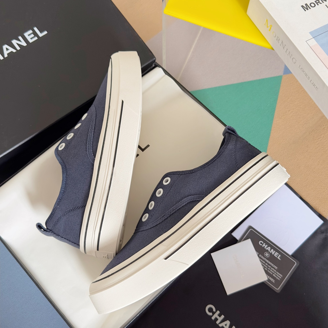 UA Ch*el SNEAKER
