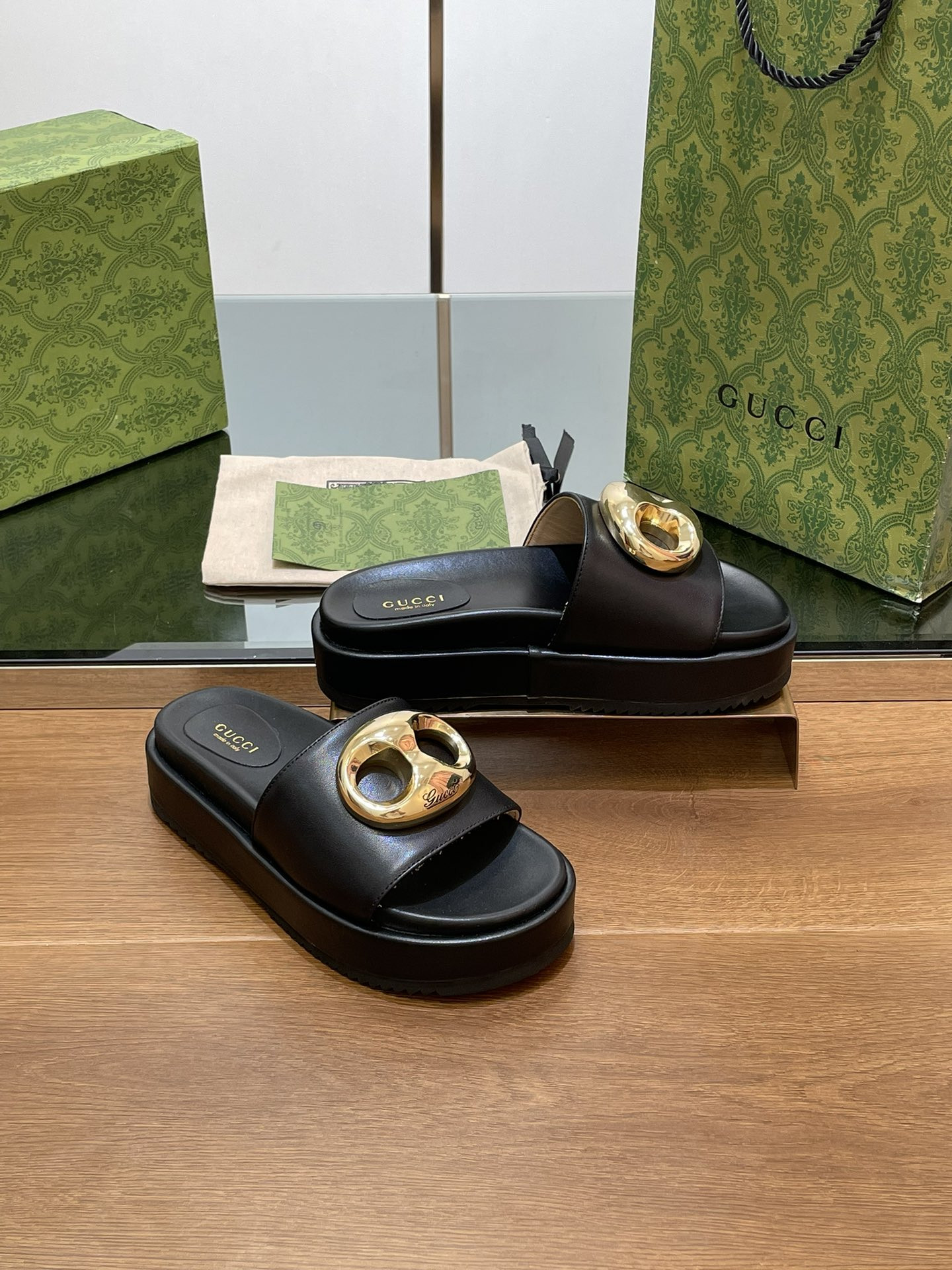 UA G*u*i MARINA CHAIN SLIDE