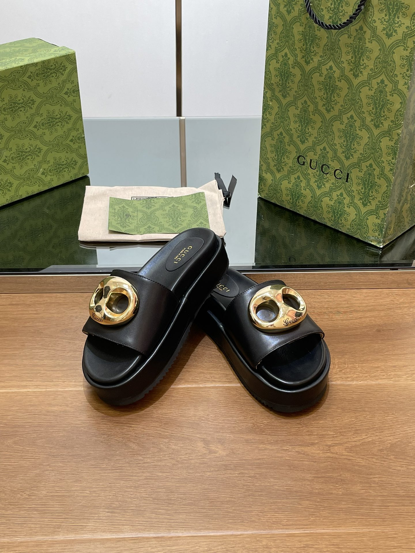UA G*u*i MARINA CHAIN SLIDE