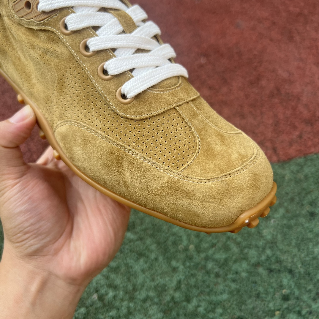 ua H**mes in sneaker