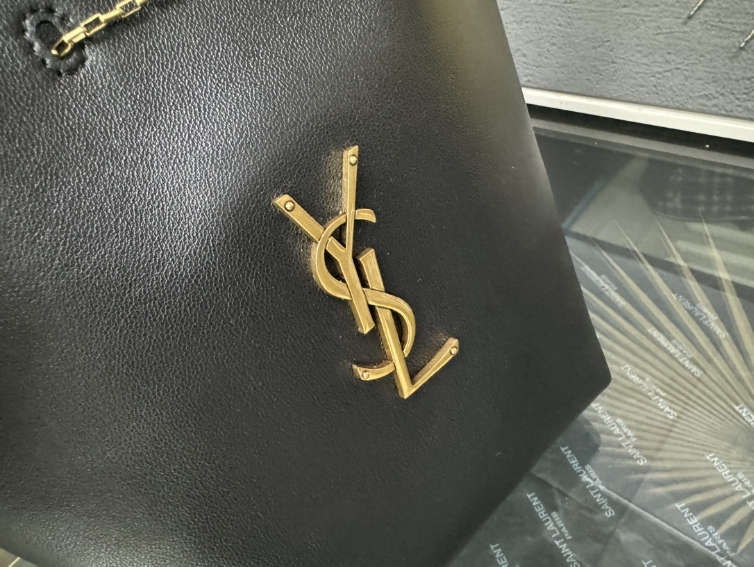 Y*L POCHON in lambskin 20x24x3cm