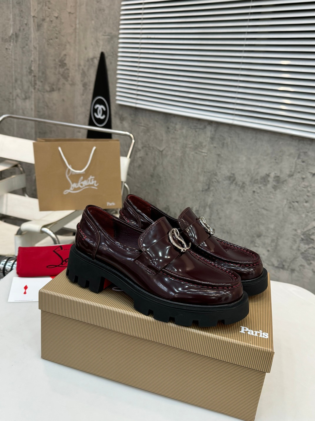 UA Ch**an Louboutin(CL) logo design,the latest runway version of the red-soled shoes